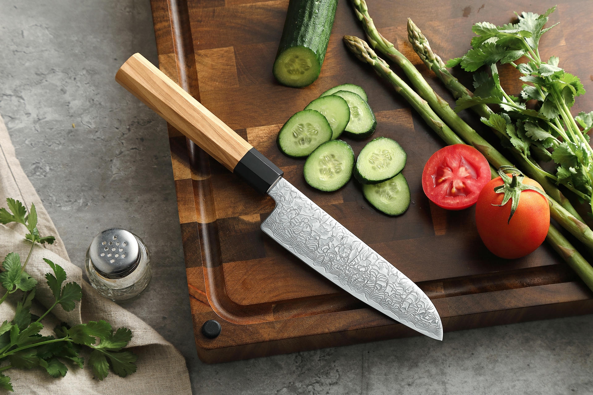 Ukázka Santoku nože XinZuo PM8O