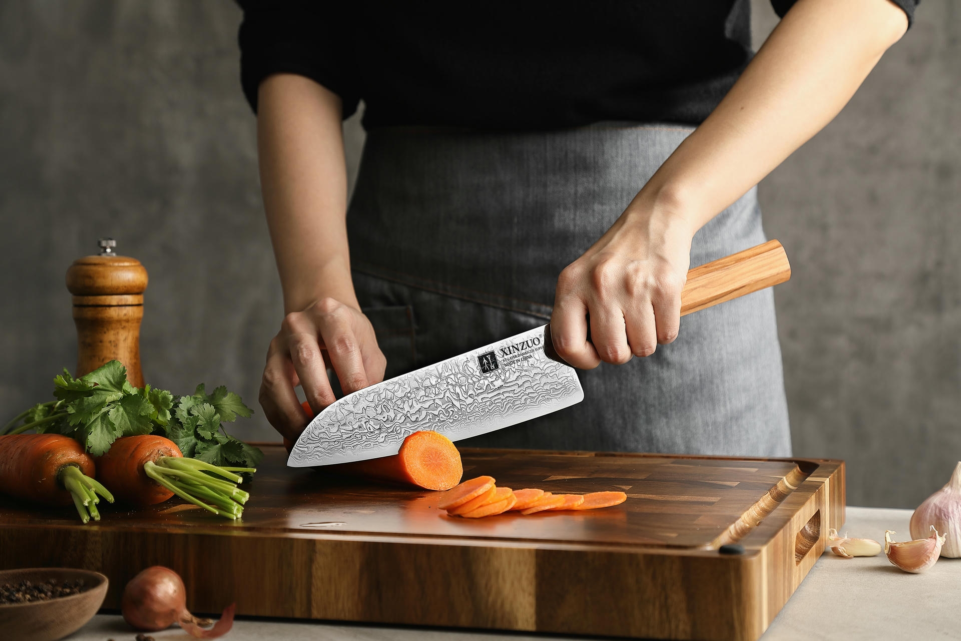 Krájení Santoku nožem XinZuo PM8O