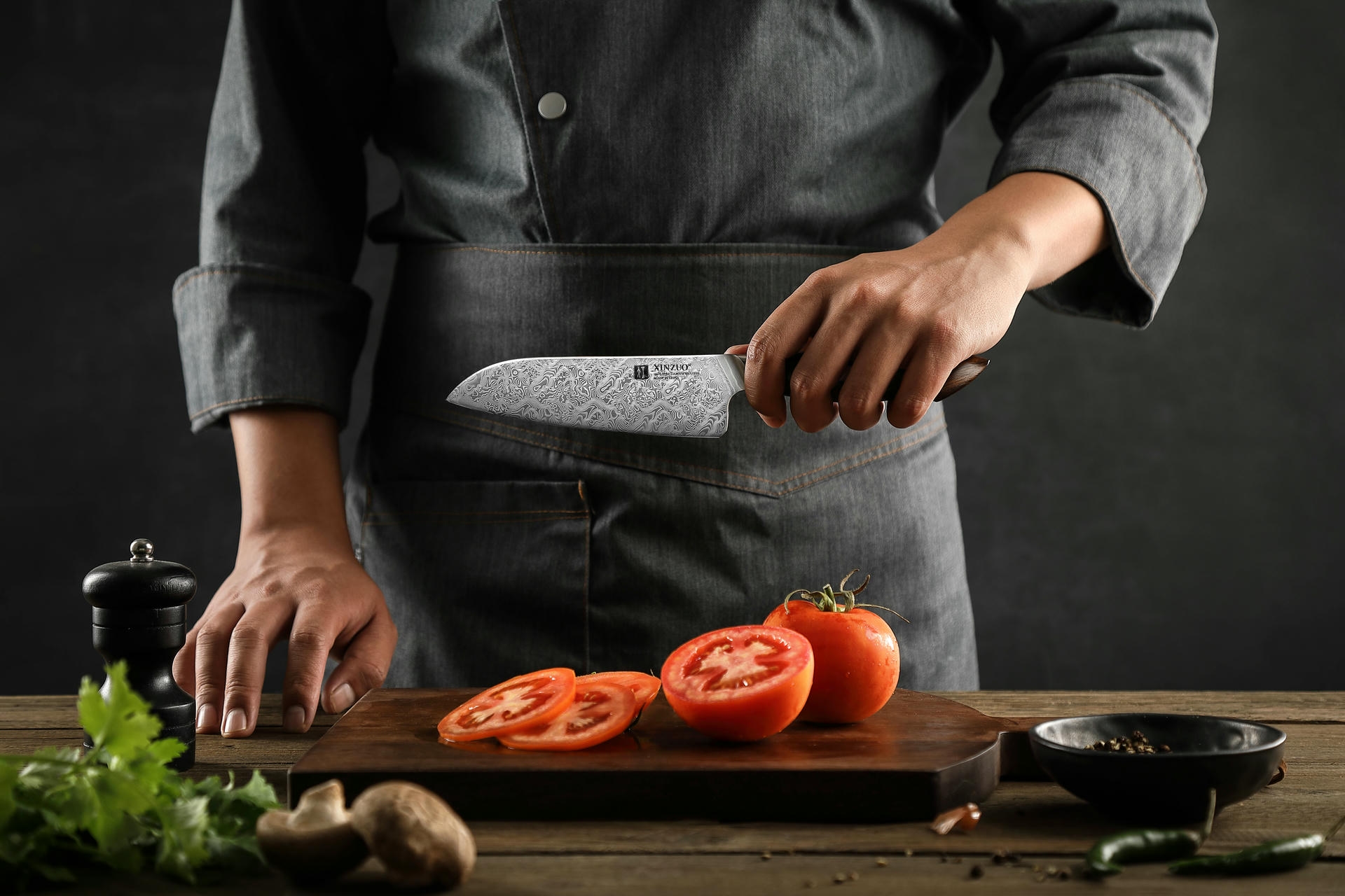 Malý santoku nůž XinZuo Jiang B46D v ruce